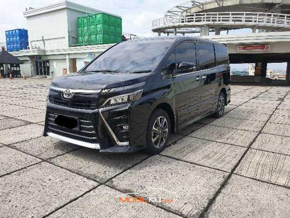 Mobil Toyota Voxy 2018