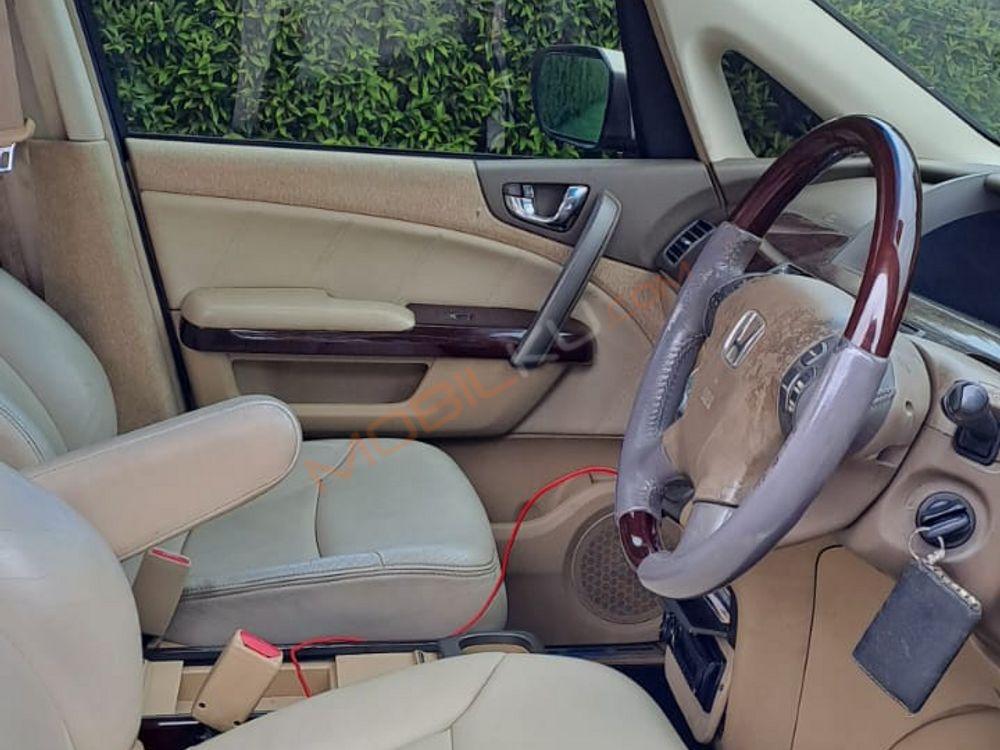 Mobil Honda Elysion 2005