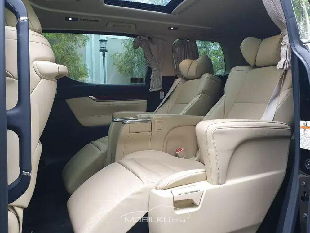 Mobil Toyota Alphard 2016