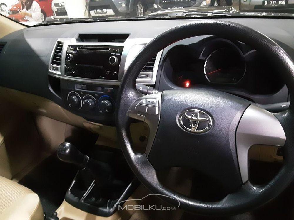 Mobil Toyota Hilux 2014