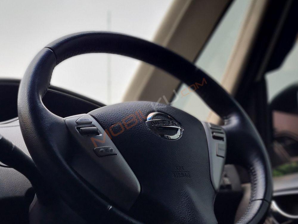 Mobil Nissan Serena 2017