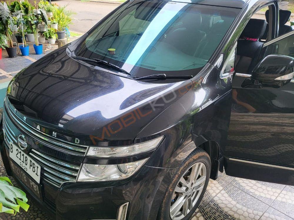 Mobil Nissan Elgrand 2013