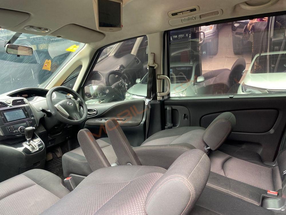 Mobil Nissan Serena 2013