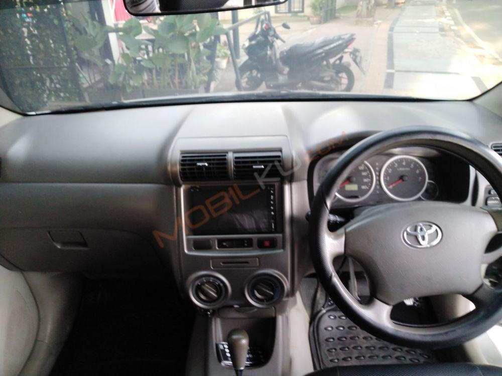 Mobil Toyota Avanza 2011
