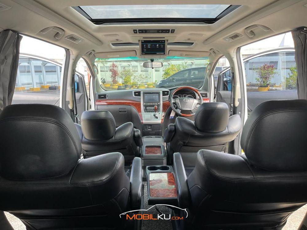 Mobil Toyota Alphard 2010