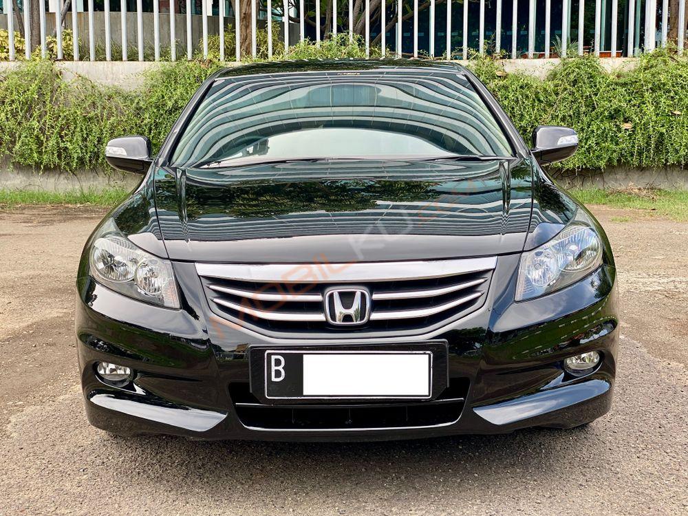 Mobil Honda Accord 2011