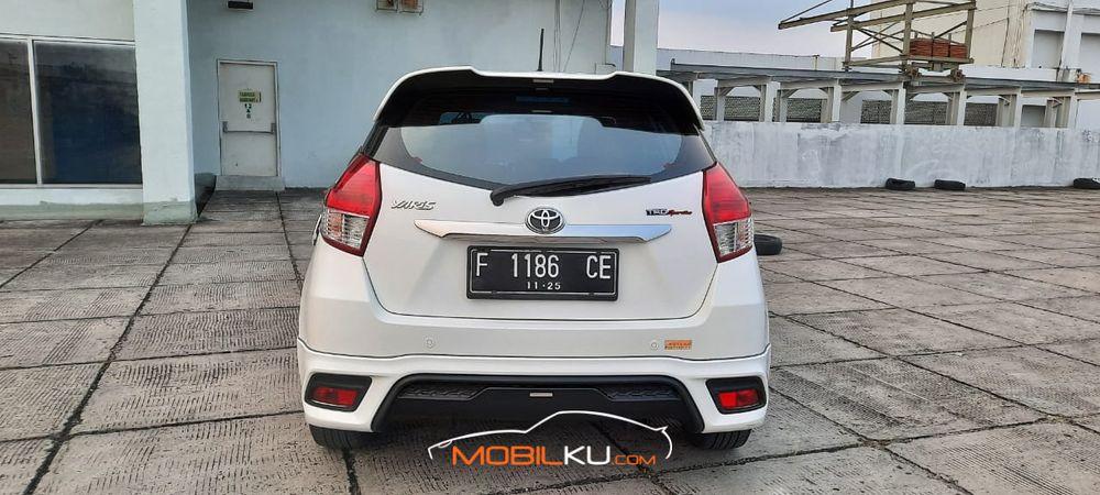 Mobil Toyota Yaris 2015