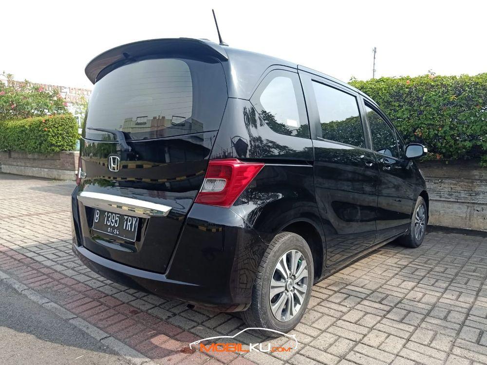 Mobil Honda Freed 2013