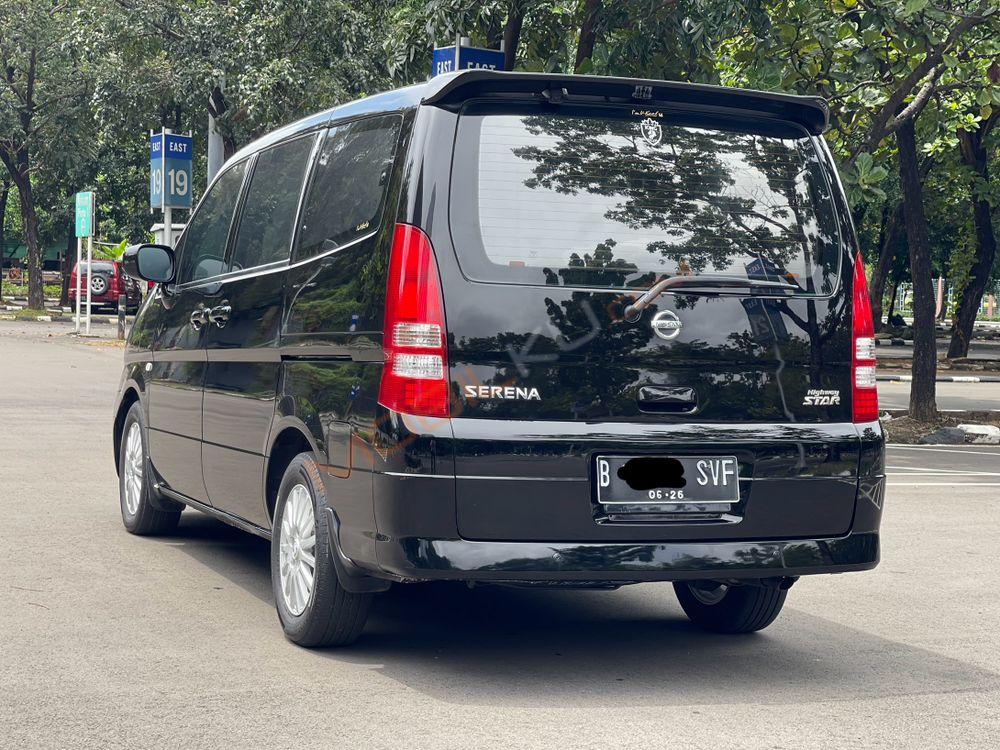 Mobil Nissan Serena 2011