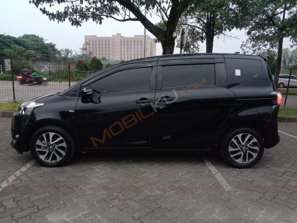 Mobil Toyota Sienta 2017