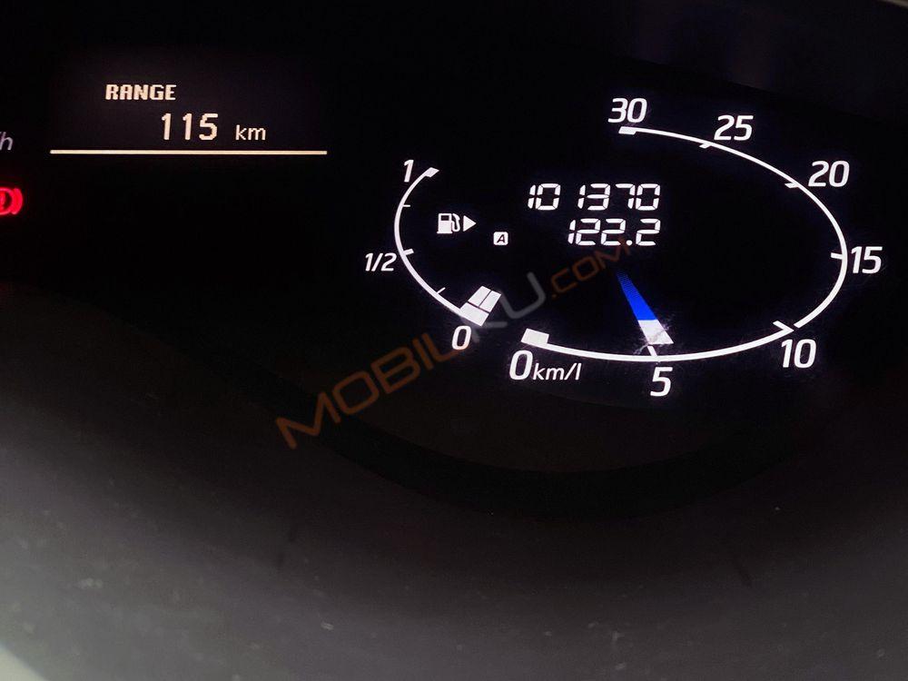 Mobil Nissan Serena 2013