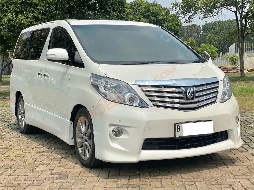 Mobil Toyota Alphard 2011