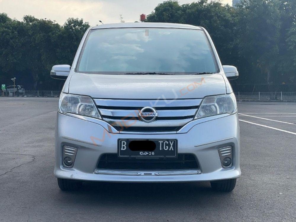 Mobil Nissan Serena 2013