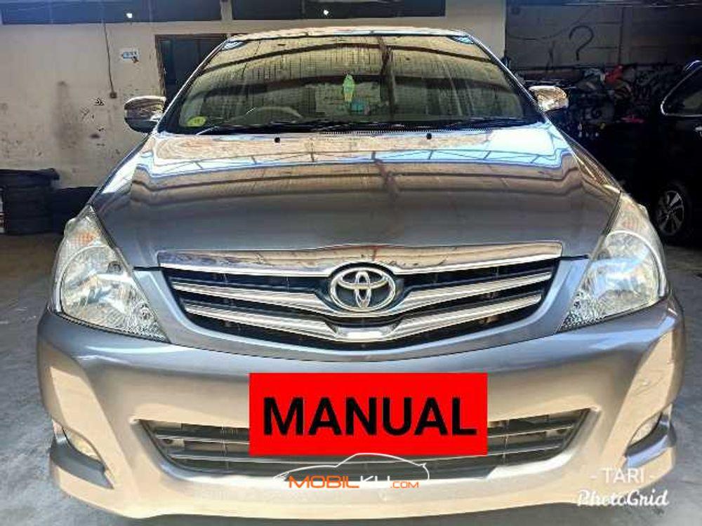 Mobil Toyota Kijang Innova 2011