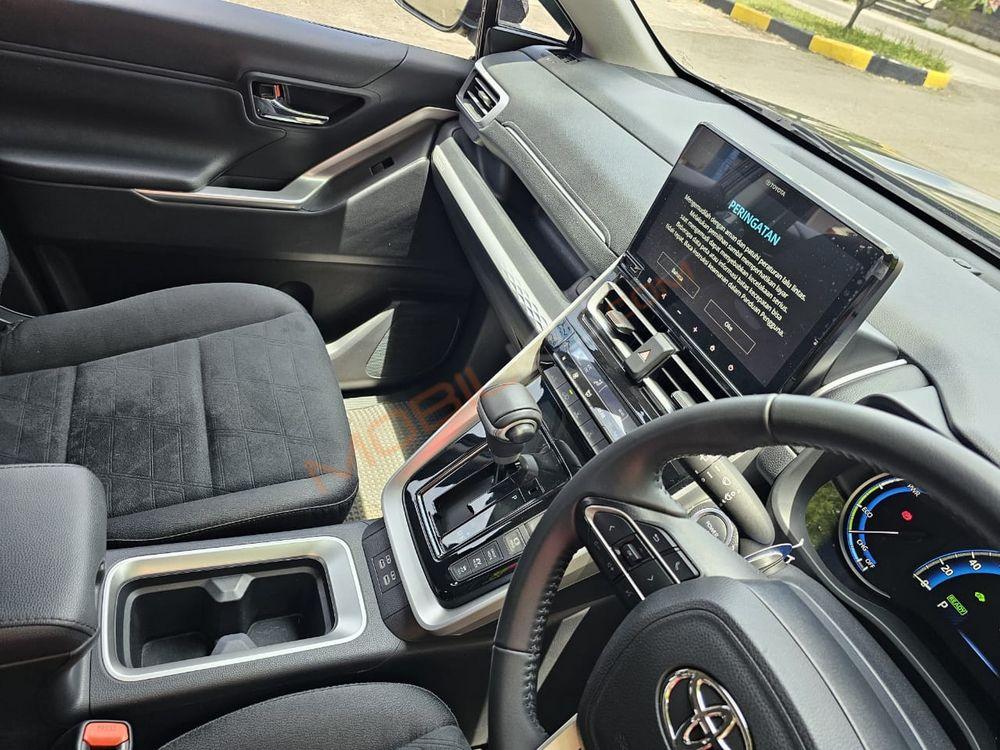 Mobil Toyota Kijang Innova Zenix 2023