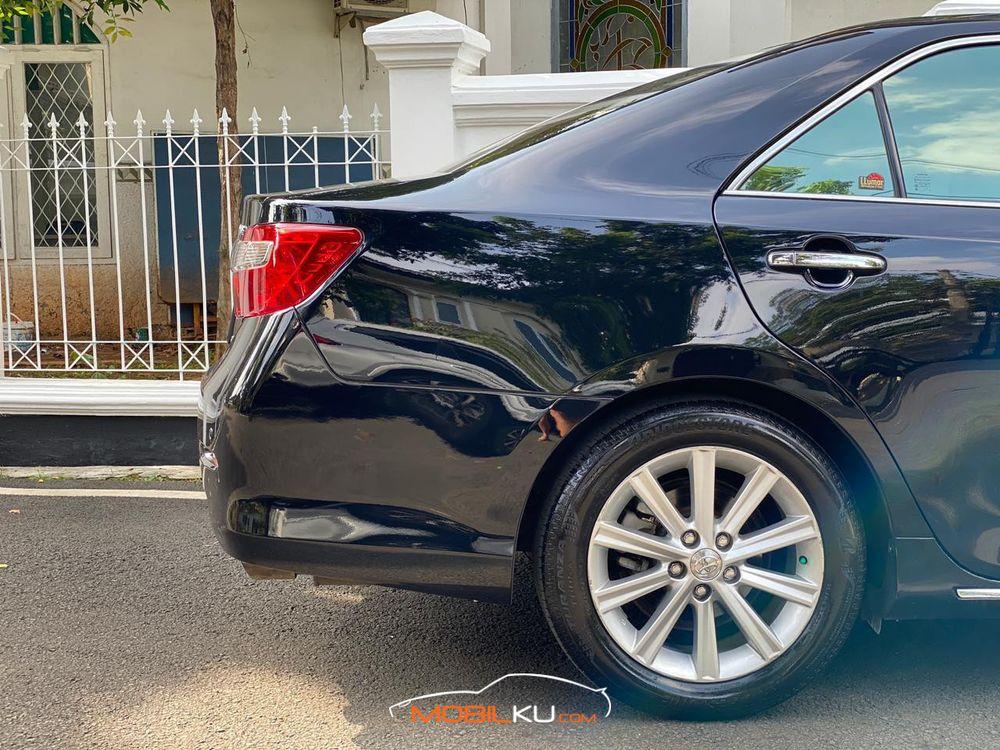 Mobil Toyota Camry 2014