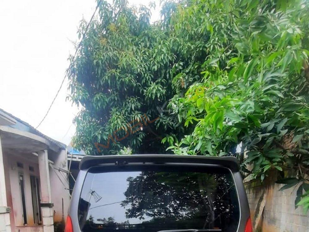 Mobil Nissan Serena 2012