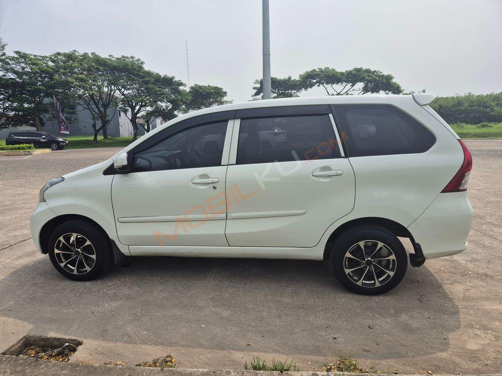 Mobil Daihatsu Xenia 2013