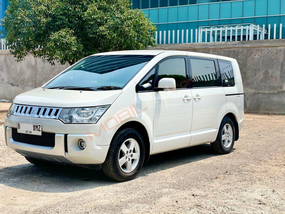 Mobil Mitsubishi Delica 2015