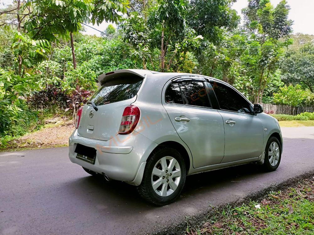 Mobil Nissan March 2011