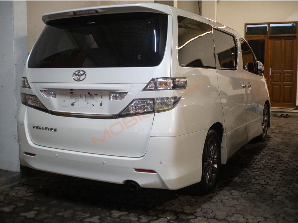 Mobil Toyota Vellfire 2011