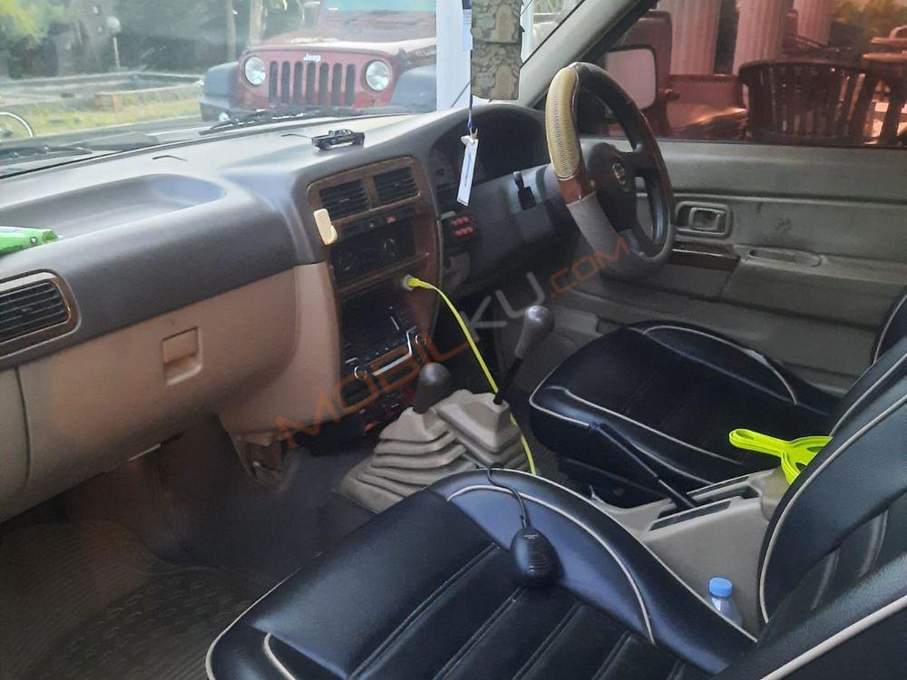 Mobil Nissan Frontier 2005