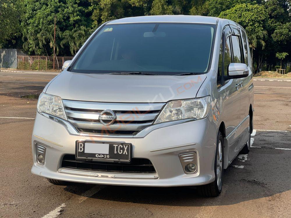 Mobil Nissan Serena 2013