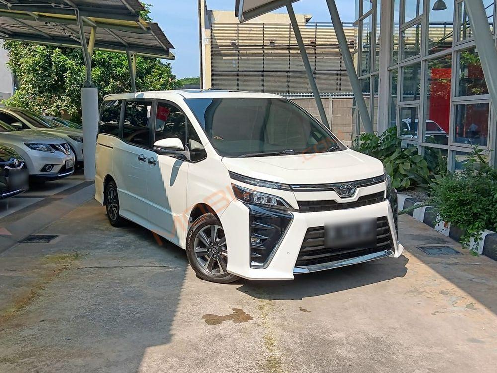Mobil Toyota Voxy 2021