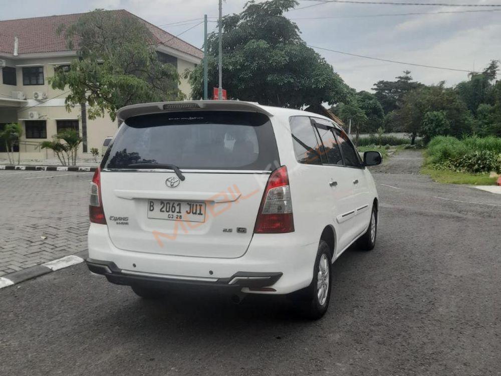Mobil Toyota Kijang Innova 2013