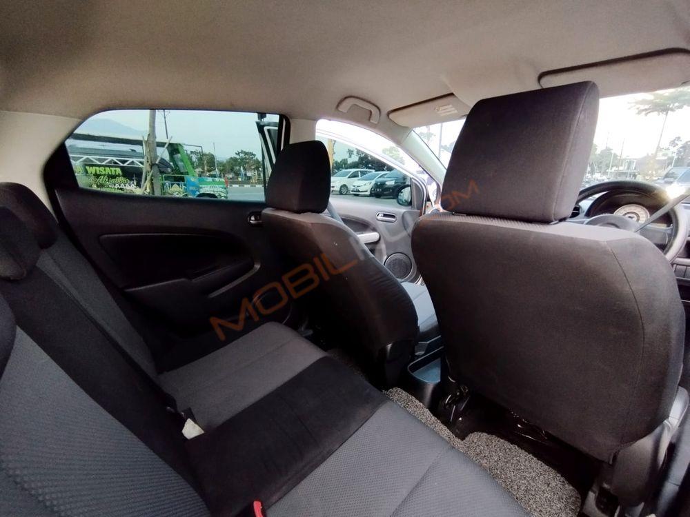 Mobil Mazda 2 Hatchback 2011