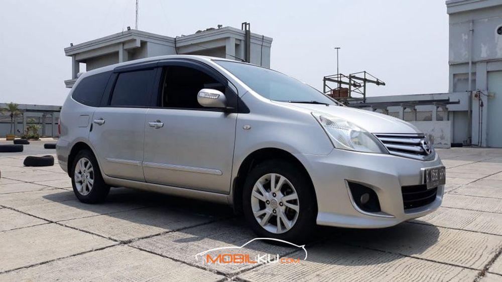 Mobil Nissan Grand Livina 2013