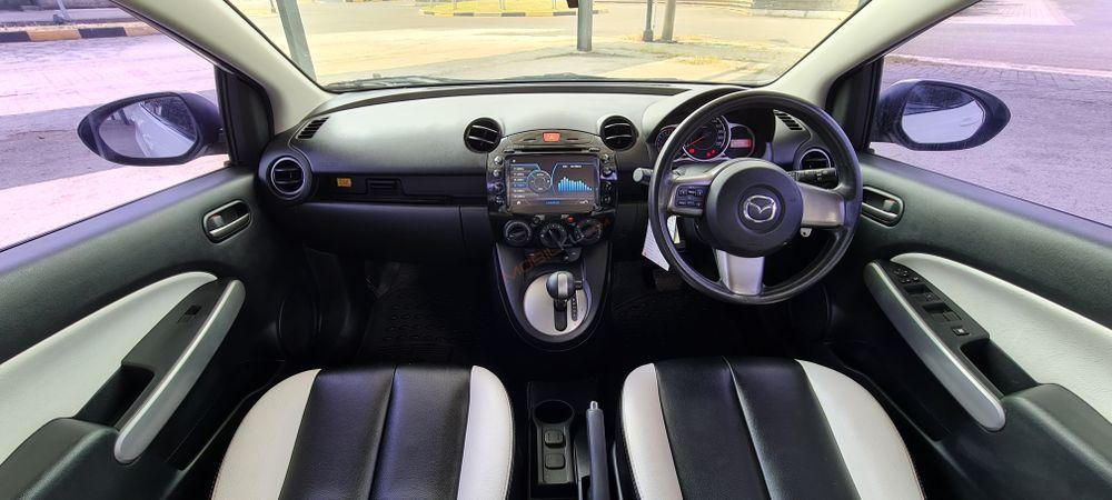 Mobil Mazda 2 Hatchback 2013