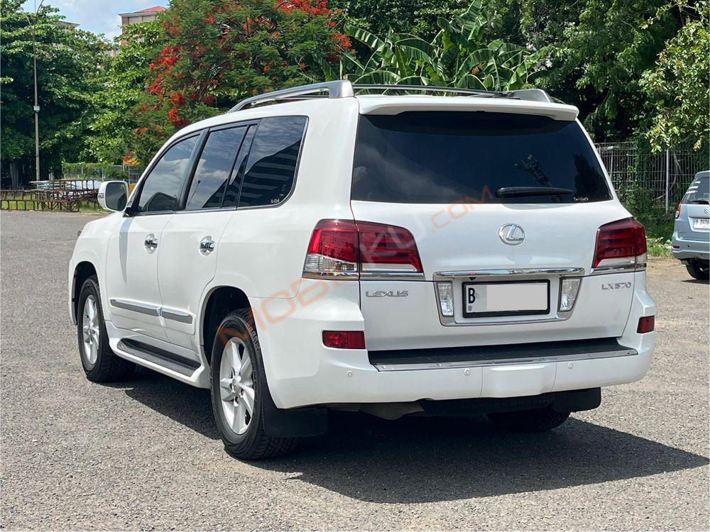 Mobil Lexus LX 2013
