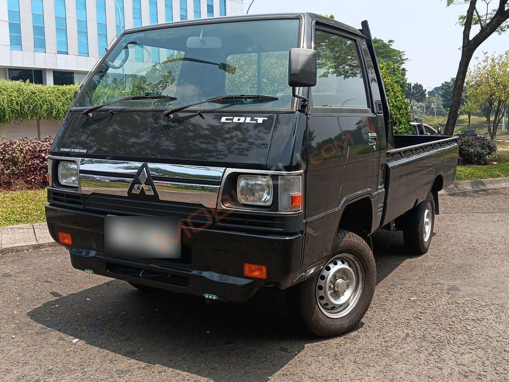 Mobil Mitsubishi L300 2023