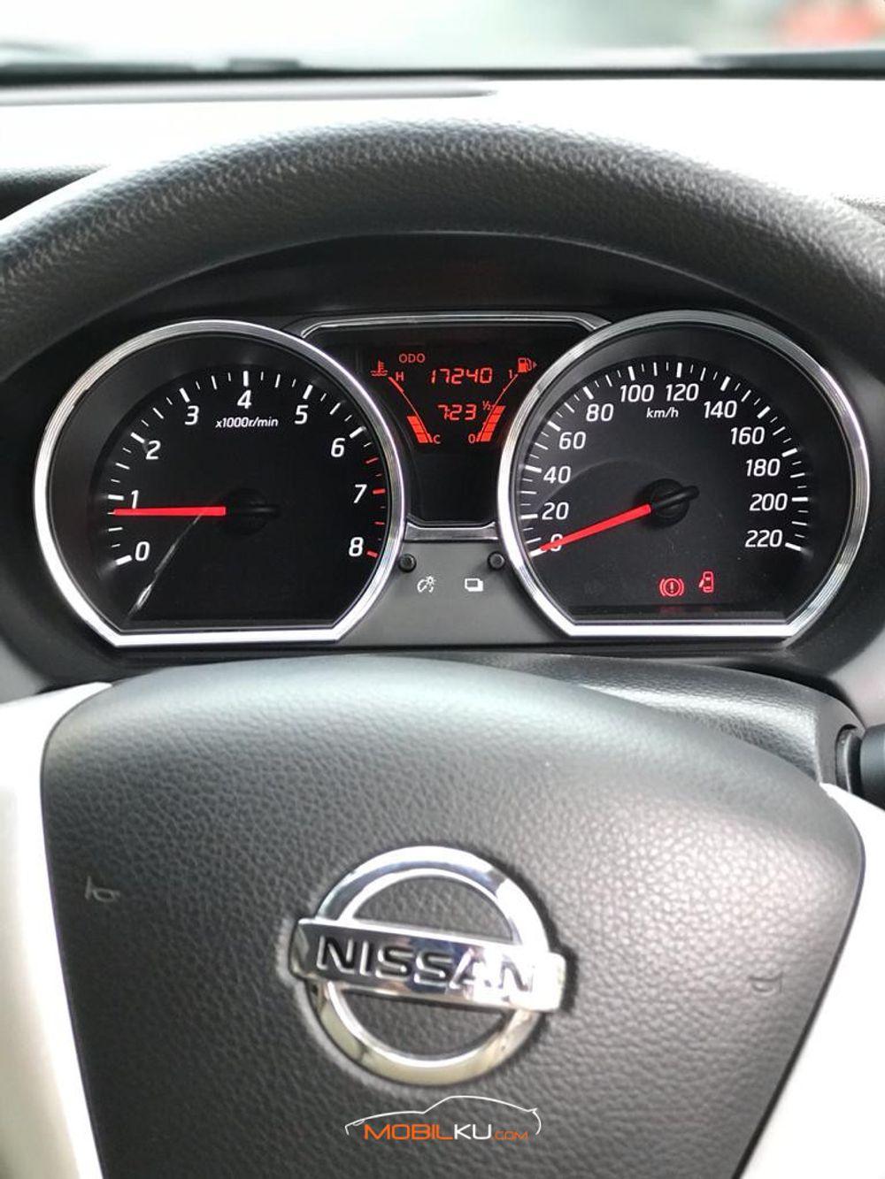 Mobil Nissan Grand Livina 2014