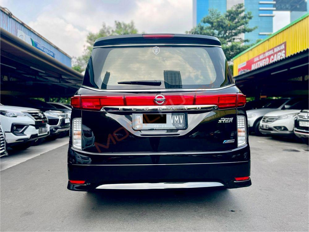 Mobil Nissan Elgrand 2013
