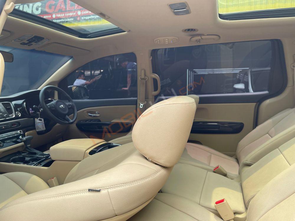 Mobil Kia Sedona 2017