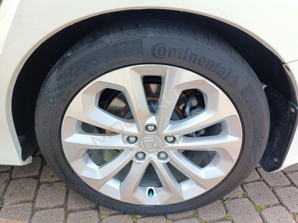 Mobil Honda Accord 2015