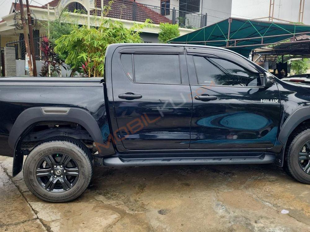 Mobil Toyota Hilux 2021