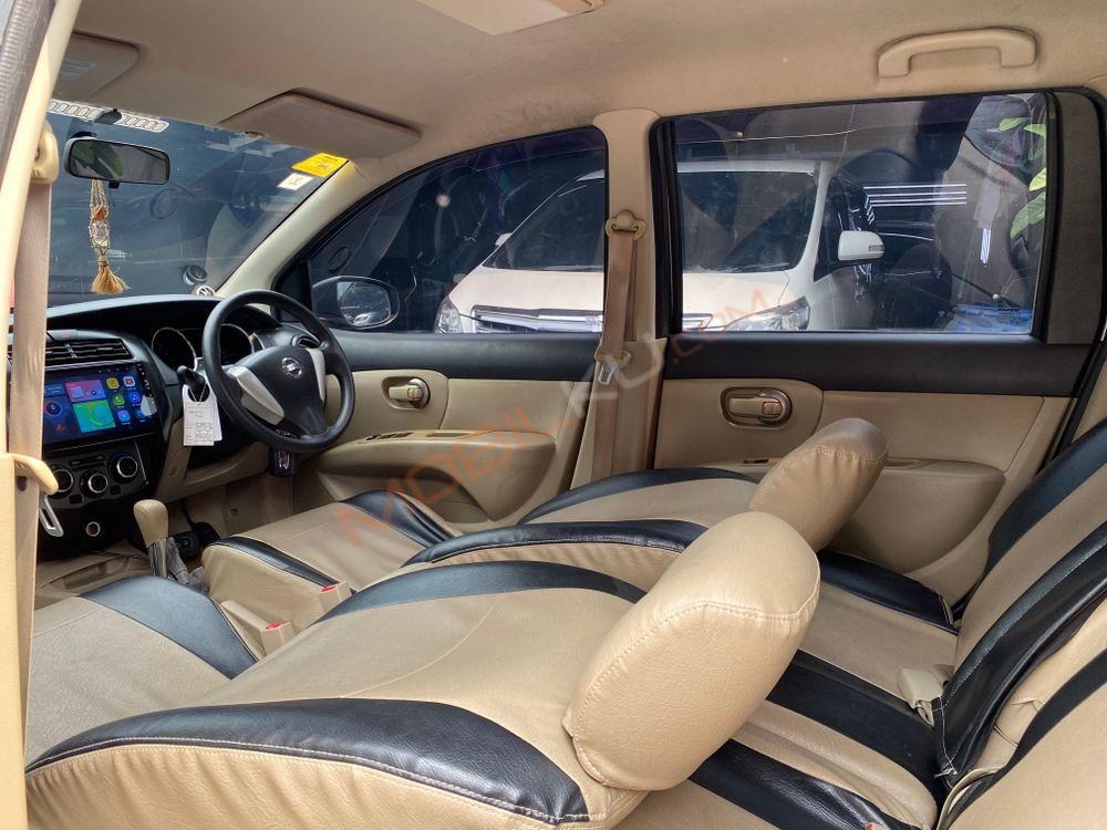 Mobil Nissan Grand Livina 2015