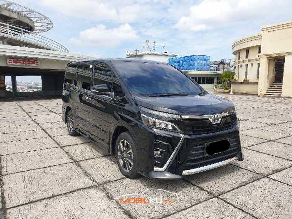 Mobil Toyota Voxy 2018