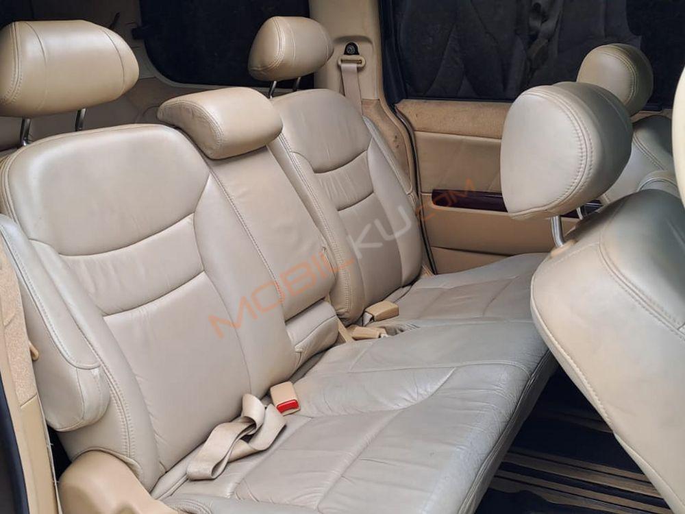 Mobil Honda Elysion 2005