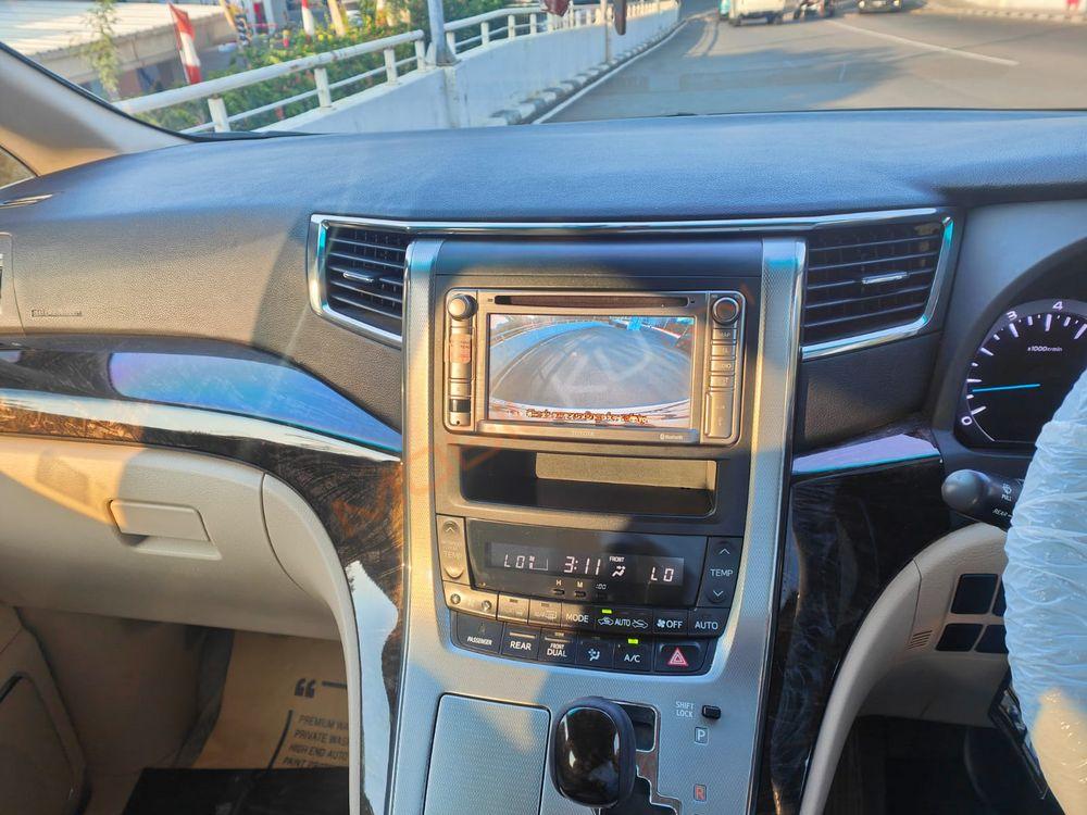 Mobil Toyota Alphard 2014