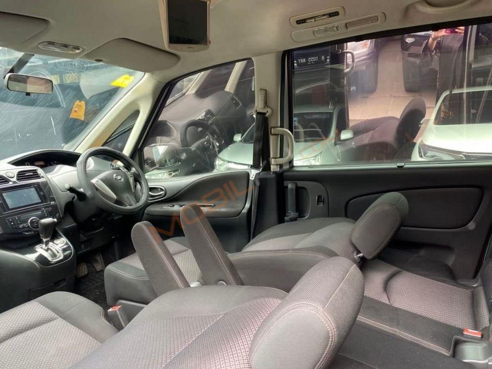 Mobil Nissan Serena 2013