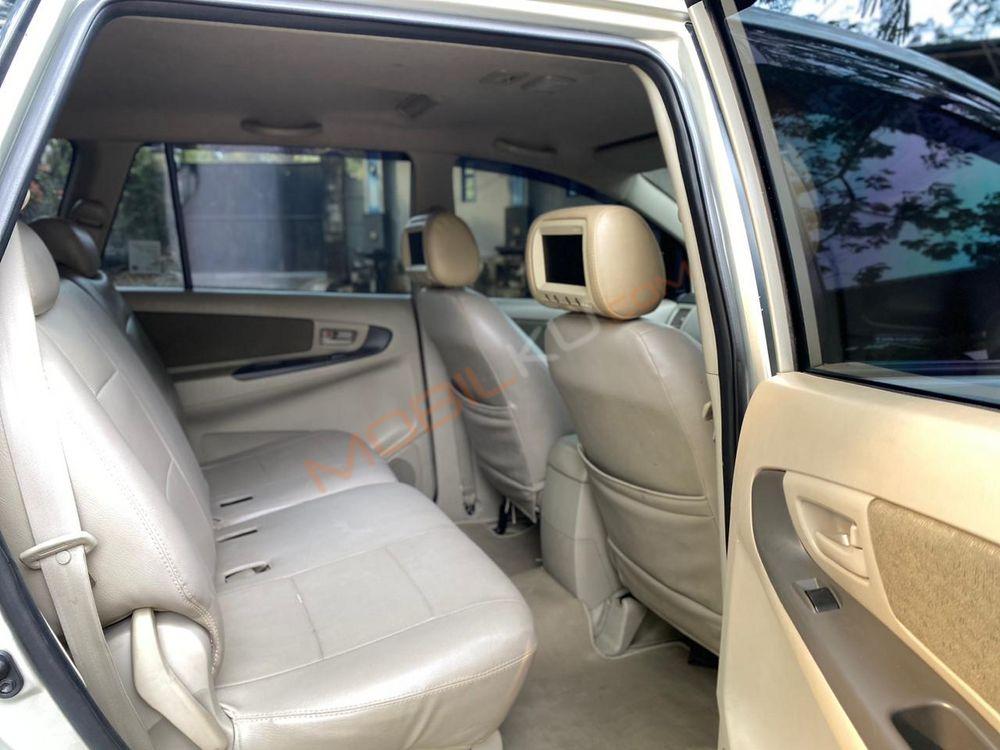 Mobil Toyota Kijang Innova 2014