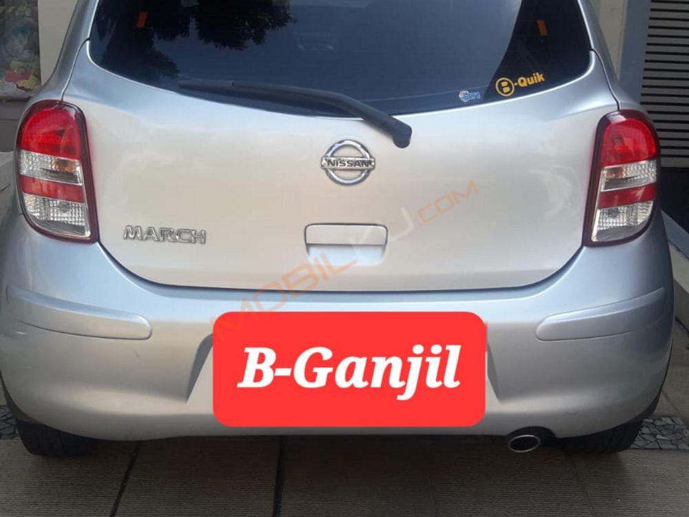 Mobil Nissan March 2012