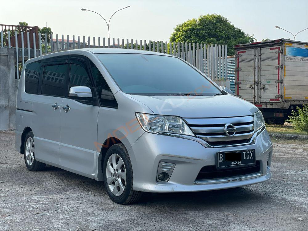 Mobil Nissan Serena 2013