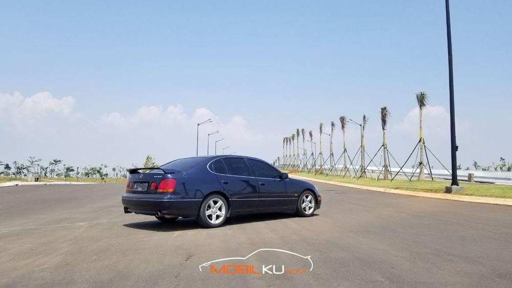 Mobil Lexus GS 2000