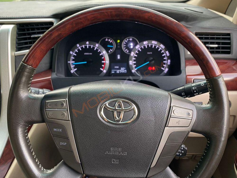 Mobil Toyota Vellfire 2012