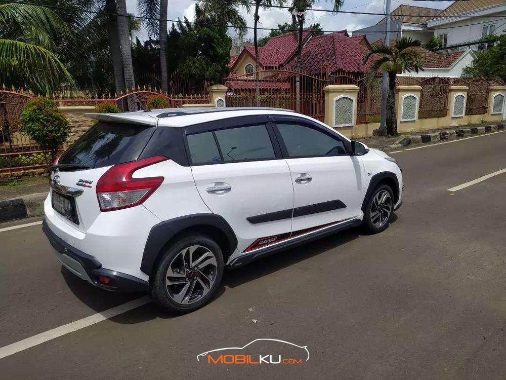 Mobil Toyota Yaris 2016